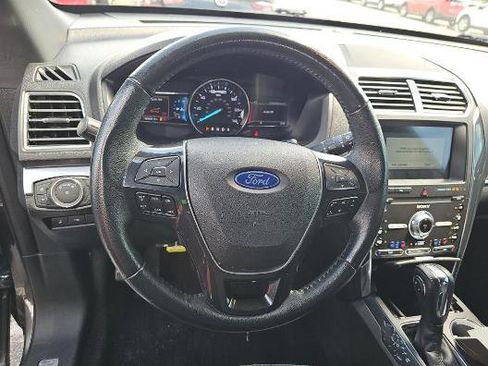 Used 2019 Ford Explorer Limited w/ Class III Trailer Tow Package FWD image 5