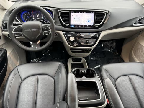 Used 2024 Chrysler Pacifica Touring-L FWD image 13