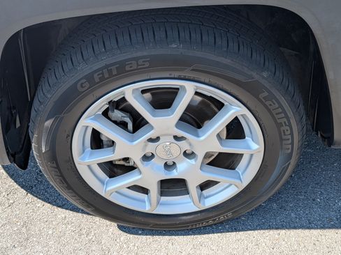 Used 2021 Jeep Renegade Latitude FWD image 27