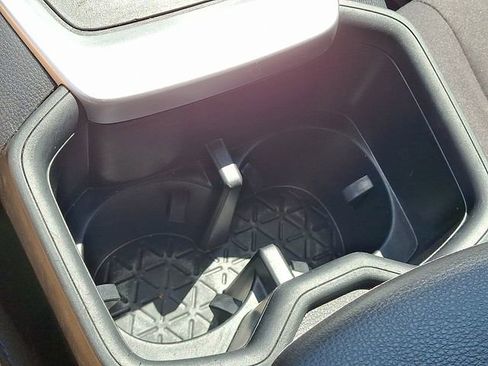 Used 2022 Toyota RAV4 SE image 28