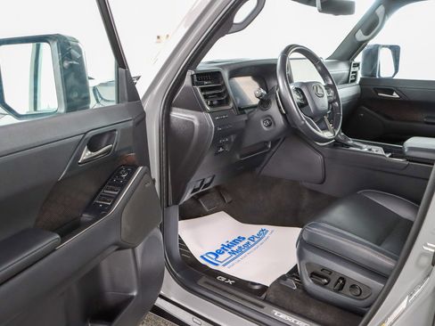 Used 2024 Lexus GX 550 w/ Accessory Package (2T) AWD/4WD image 3