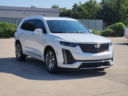 Used 2022 Cadillac XT6 Premium Luxury w/ Technology Package FWD image 3