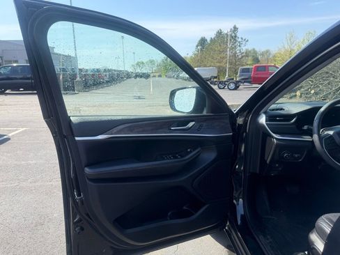 Used 2023 Jeep Grand Cherokee Limited image 10