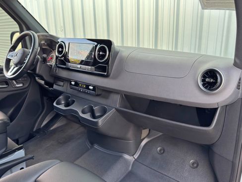 Used 2022 Mercedes-Benz Sprinter 1500 image 14