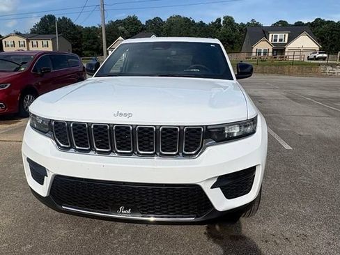 Used 2024 Jeep Grand Cherokee Laredo X w/ Luxury Tech Group I RWD image 4
