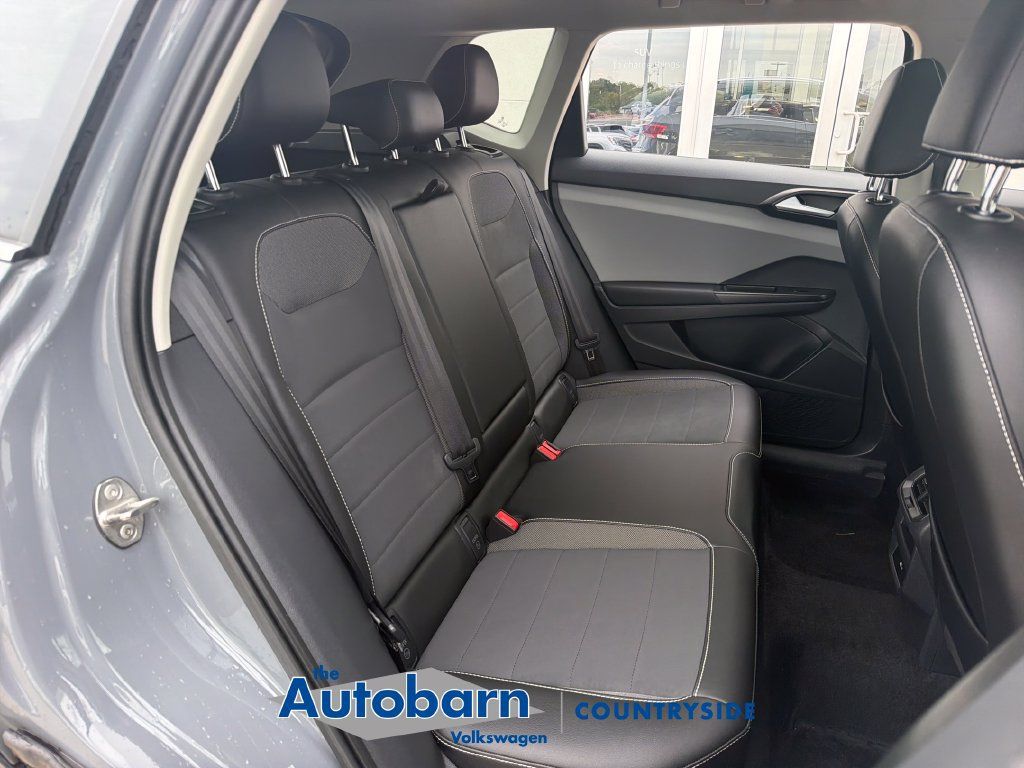 Certified 2023 Volkswagen Taos SE w/ Panoramic Sunroof Package AWD/4WD image 24