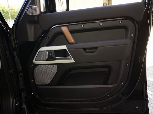 Used 2023 Land Rover Defender 130 X-Dynamic SE image 27