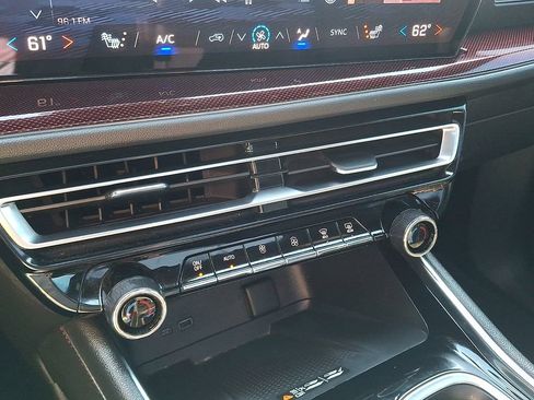 Used 2024 Chevrolet Traverse Z71 w/ Enhanced Driving Package AWD/4WD image 18