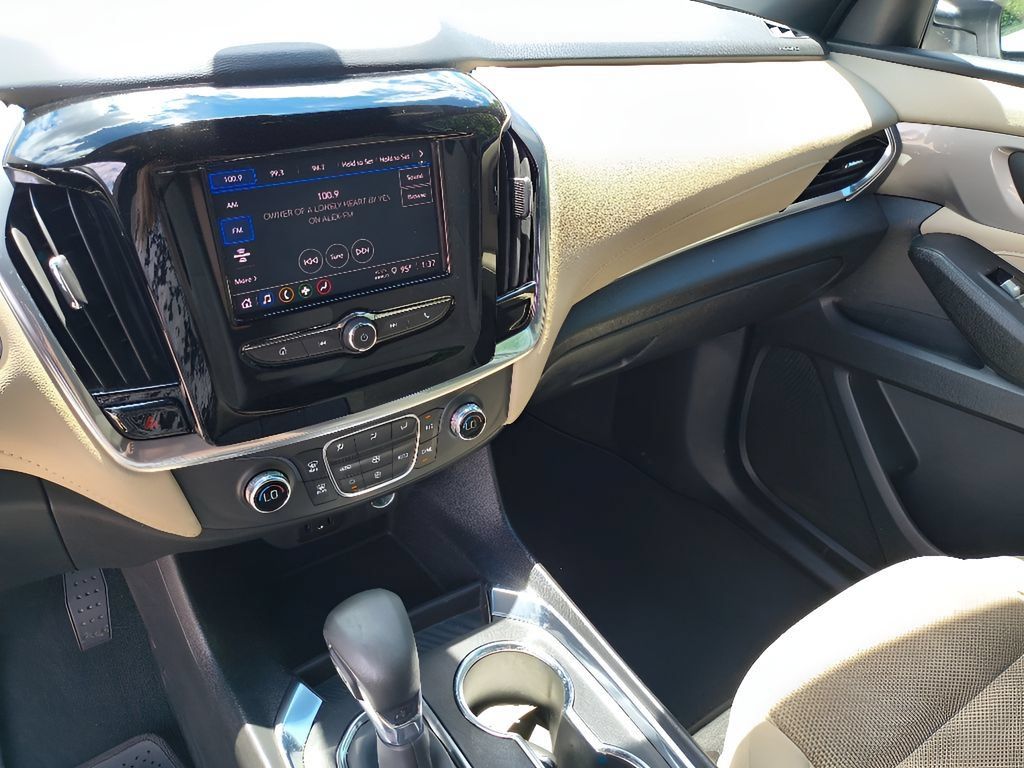 Used 2022 Chevrolet Traverse LS AWD/4WD image 16