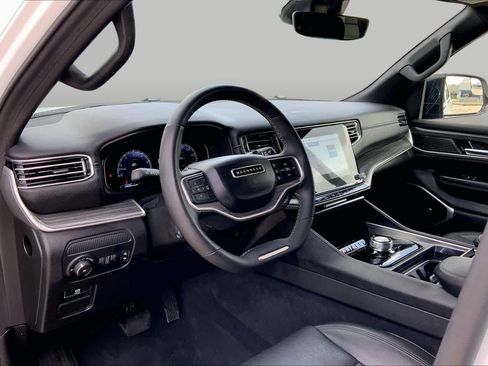 Used 2024 Jeep Wagoneer L Series II w/ Flexible Seating Group RWD image 17