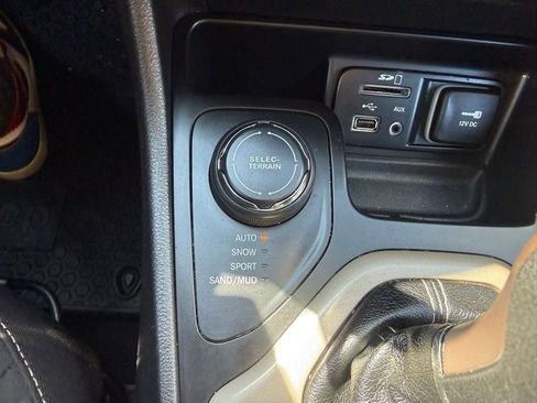 Used 2017 Jeep Cherokee Latitude w/ Cold Weather Group AWD/4WD image 24