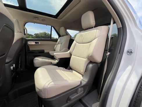Used 2020 Ford Explorer Platinum w/ Premium Technology Package AWD/4WD image 19
