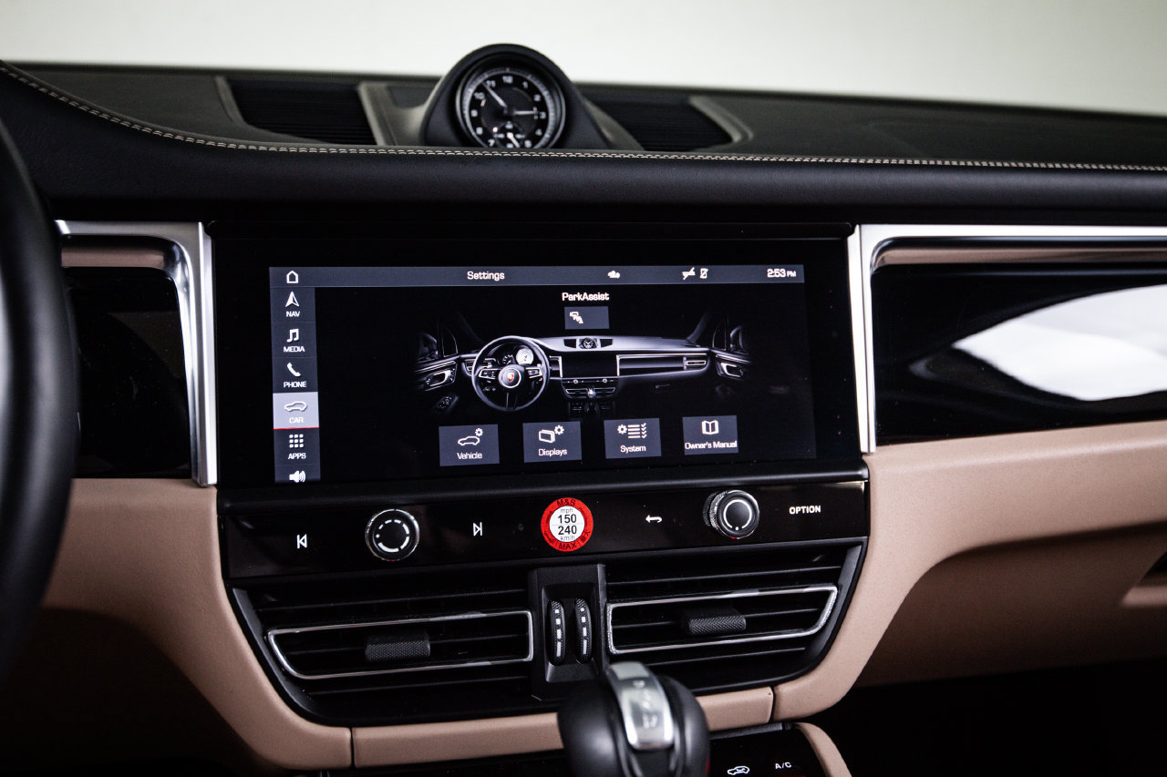 Certified 2023 Porsche Macan AWD/4WD image 18