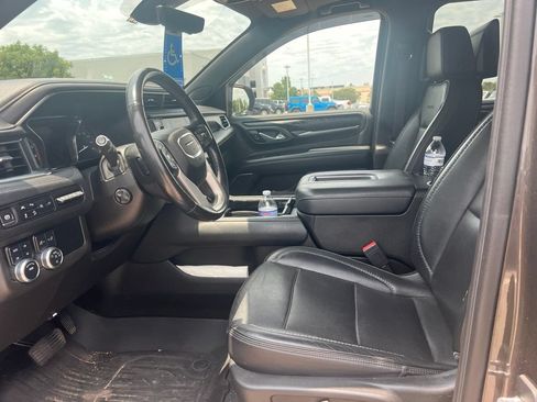 Used 2021 GMC Yukon XL Denali w/ Denali Premium Package AWD/4WD image 3