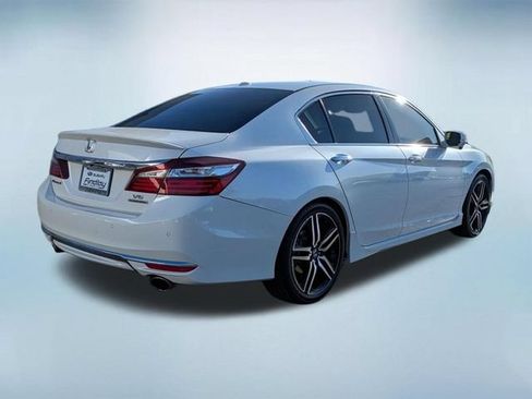 Used 2017 Honda Accord Touring image 3