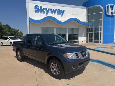 Used 2021 Nissan Frontier SV image 1