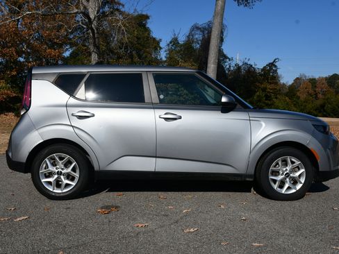 Used 2023 Kia Soul LX w/ Option Group 015 image 5