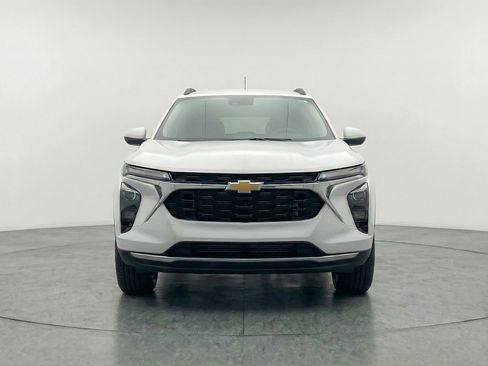 Used 2025 Chevrolet Trax LT w/ LT Convenience Package FWD image 2