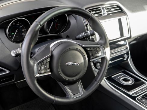 Used 2018 Jaguar XE Prestige image 11