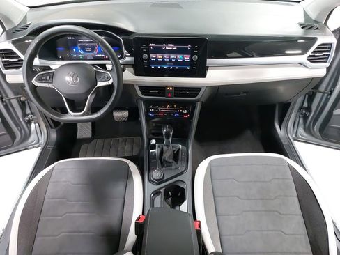 Used 2025 Volkswagen Taos SE AWD/4WD image 9