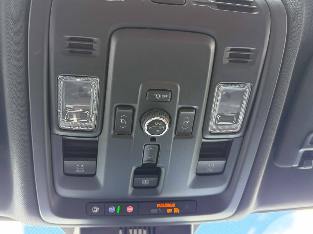 Used 2025 Chevrolet Tahoe Premier AWD/4WD image 40