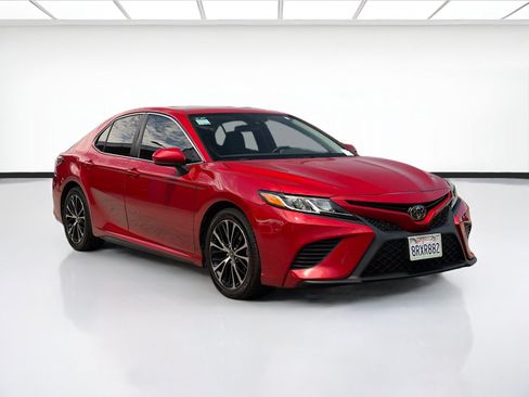 Used 2020 Toyota Camry SE FWD image 3
