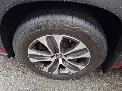 Used 2020 Toyota Highlander XLE image 3