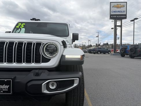 Used 2025 Jeep Wrangler Sahara w/ Safety Group image 10