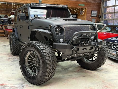 Used 2023 Jeep Wrangler Unlimited Rubicon 392 w/ Xtreme Recon 35" Tire Package AWD/4WD image 3