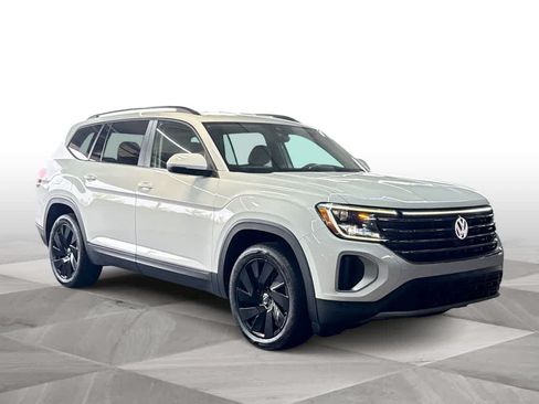 Certified 2024 Volkswagen Atlas SE w/ Black Wheel Package FWD image 2