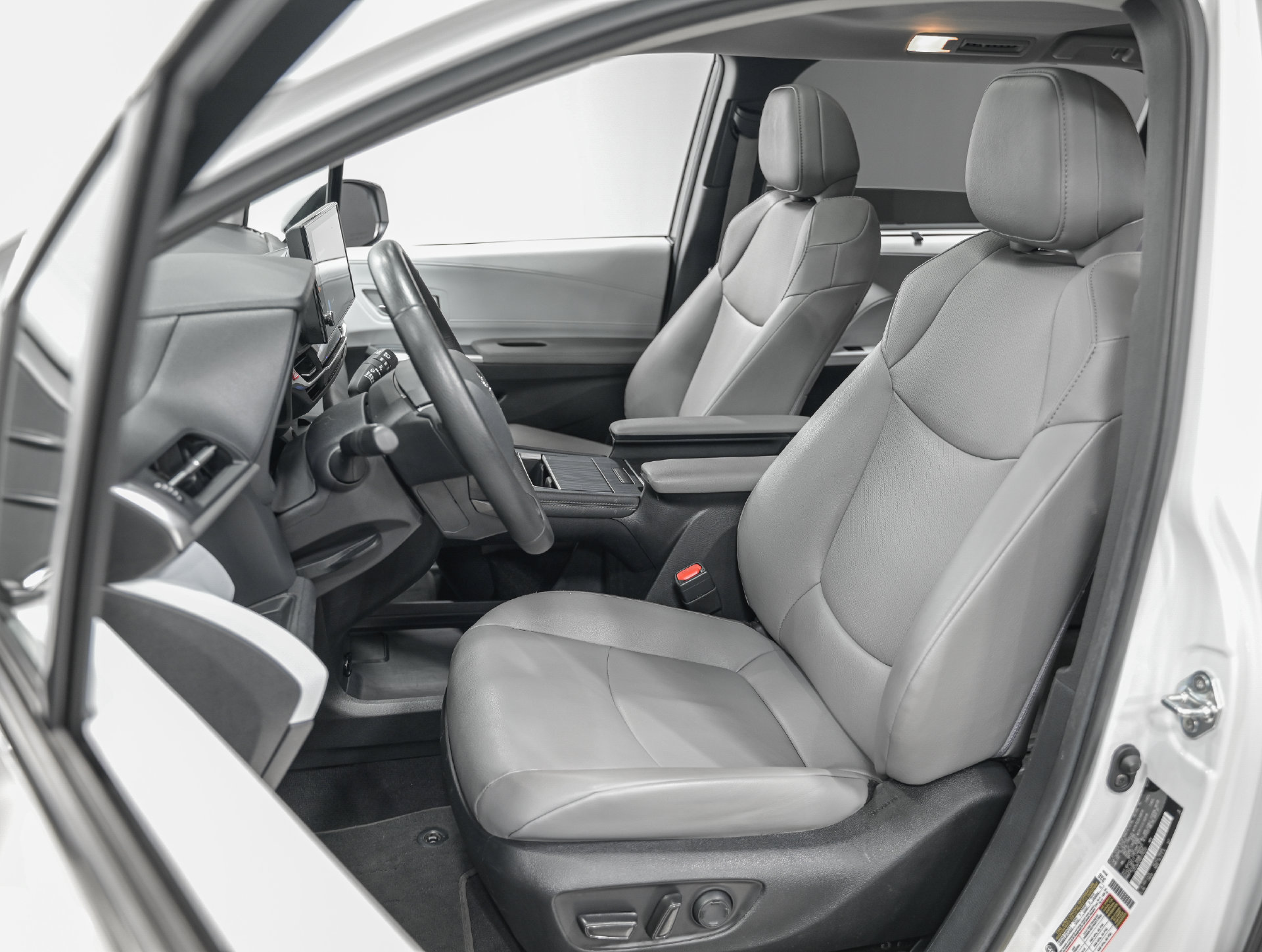 Used 2025 Toyota Sienna XLE w/ XLE Plus Package AWD/4WD image 16