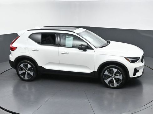 Used 2026 Volvo XC40 B5 Plus AWD/4WD image 43