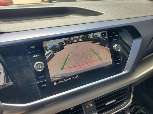 Used 2023 Volkswagen Taos SE w/ Panoramic Sunroof Package FWD image 28