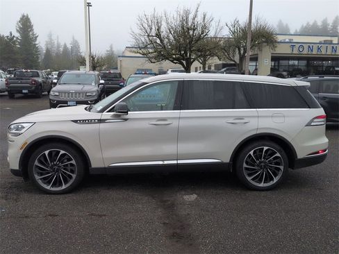 Used 2023 Lincoln Aviator Reserve w/ Equipment Group 201A image 2