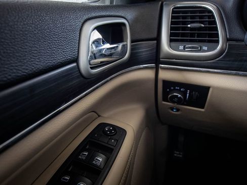 Used 2020 Jeep Grand Cherokee Limited image 33