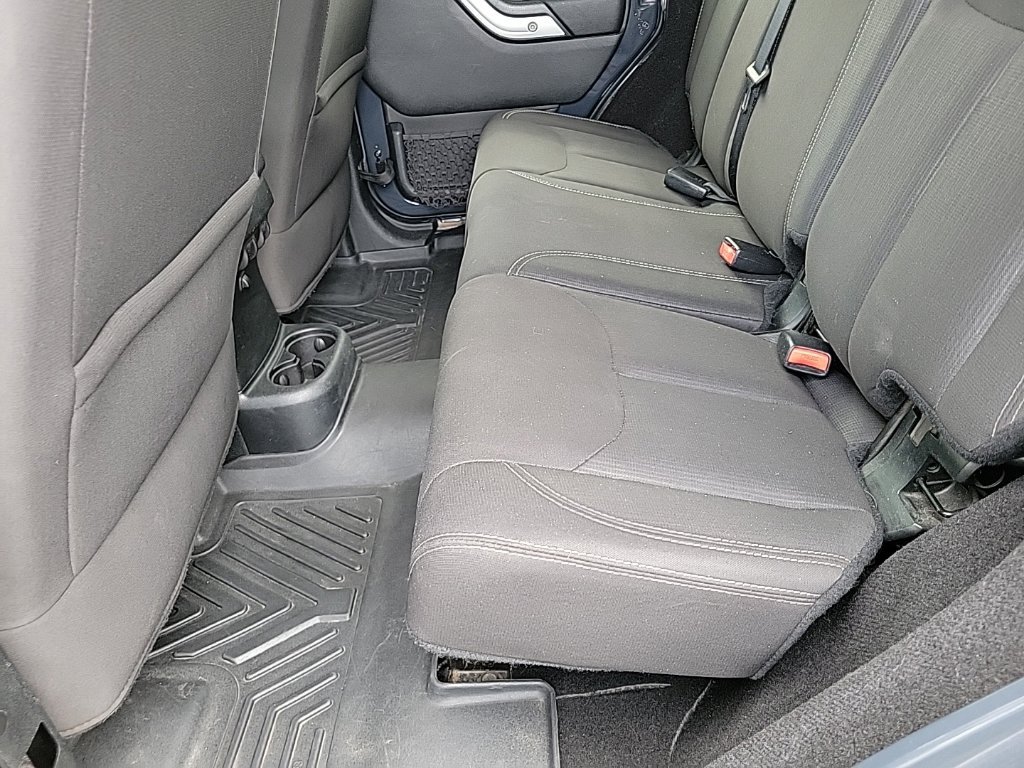 Used 2018 Jeep Wrangler Unlimited Sahara w/ Dual Top Group AWD/4WD image 9