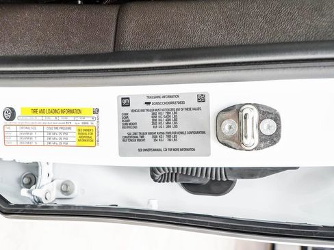 Used 2024 Chevrolet Suburban LT RWD image 47