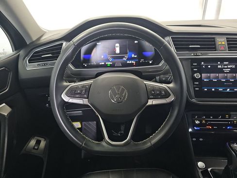 Used 2023 Volkswagen Tiguan SE w/ Panoramic Sunroof Package image 5