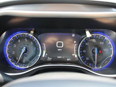 Used 2025 Chrysler Pacifica Select FWD image 18