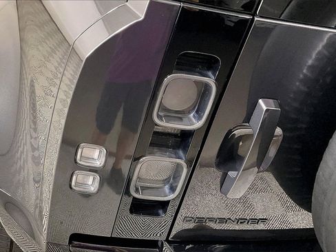 Used 2023 Land Rover Defender 110 V8 image 28