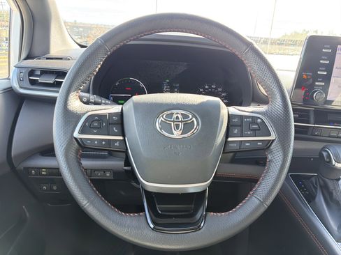 Used 2023 Toyota Sienna XSE image 18