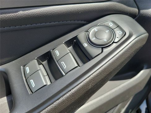 Used 2022 Chevrolet Traverse LT FWD image 23