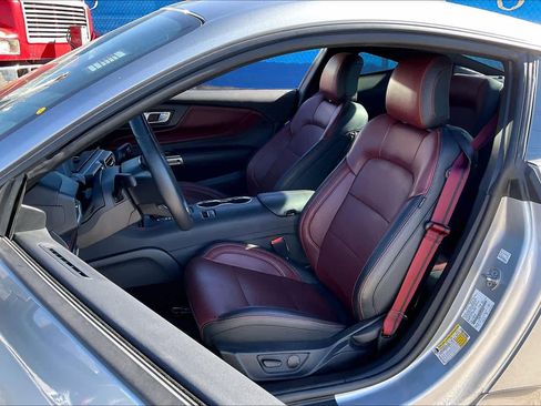 Used 2025 Ford Mustang Premium image 7