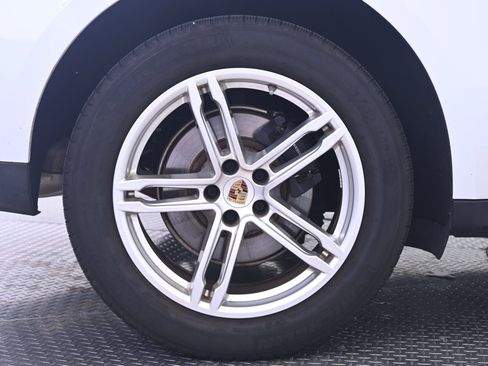 Certified 2023 Porsche Macan AWD/4WD image 13