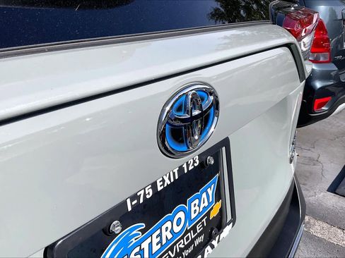 Used 2022 Toyota RAV4 XLE Premium image 9