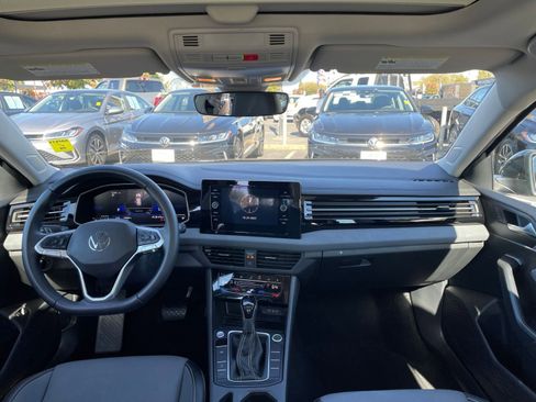 Used 2025 Volkswagen Jetta SE image 33