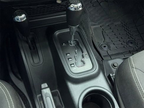 Used 2018 Jeep Wrangler Unlimited Sahara image 27