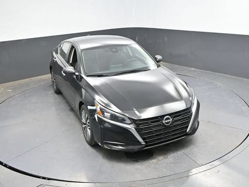 Used 2025 Nissan Altima 2.5 SV FWD image 31