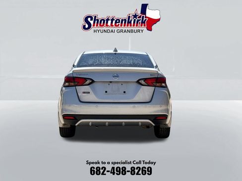 Used 2021 Nissan Versa SR FWD image 7