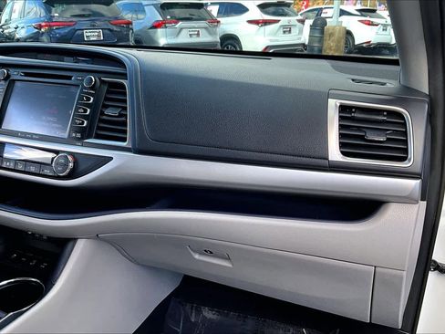 Used 2019 Toyota Highlander XLE image 18